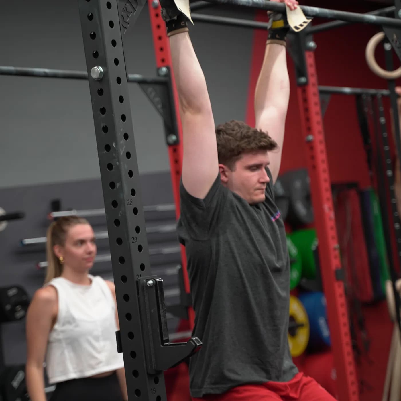 Teilnehmer zieht sich am Klimmzugbalken des Rigs hoch, Athletic Basics Kurs im Iron Gym Viersen