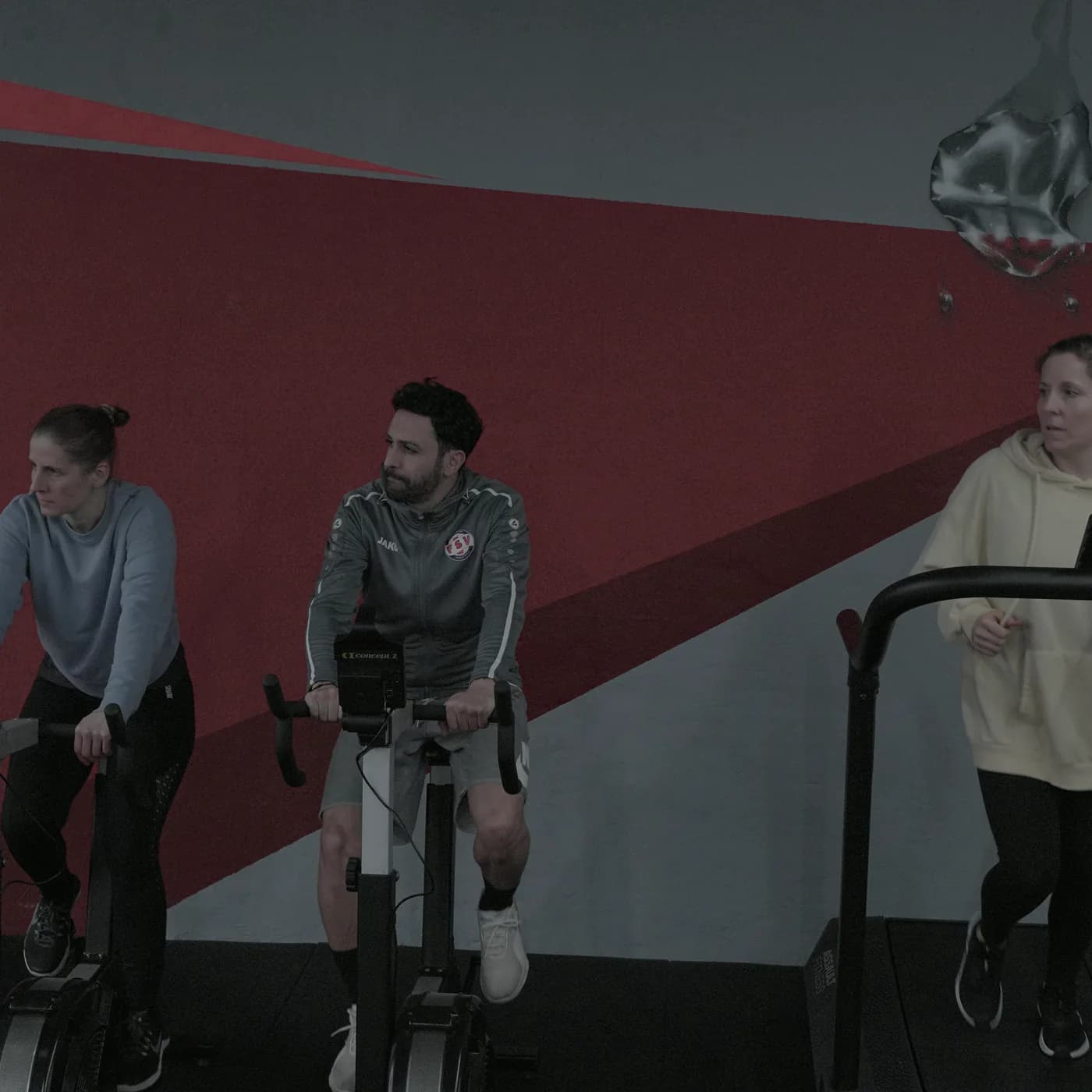 Zwei Teilnehmer auf Ergometer-Bikes und eine Läuferin auf dem Laufband beim Conditioning in Viersen