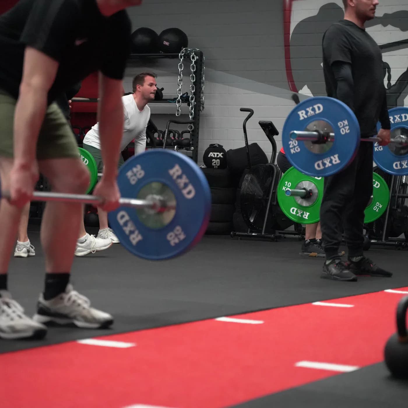 Kreuzheben mit der Langhantel im Iron Athletics Kurs, mehrere Teilnehmer ziehen gleichzeitig auf der Athletikfläche in Viersen
