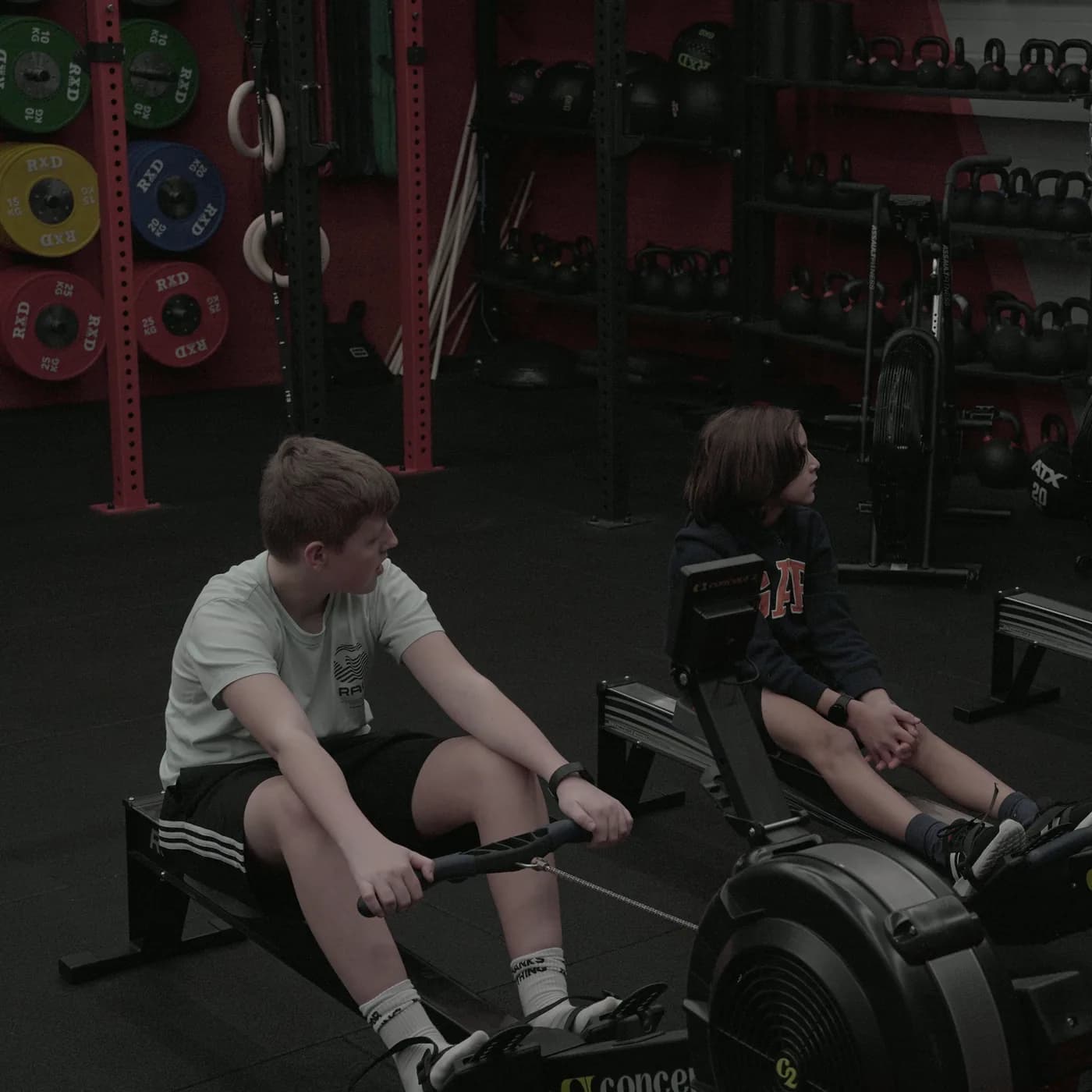 Zwei Jugendliche trainieren am Ruderergometer im Jugend-Athletik-Kurs des Iron Gym Viersen