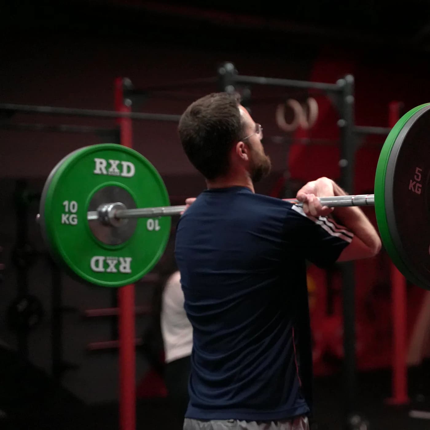 Langhantel in der Frontablage auf den Schultern, Techniktraining im Weightlifting Kurs im Iron Gym Viersen