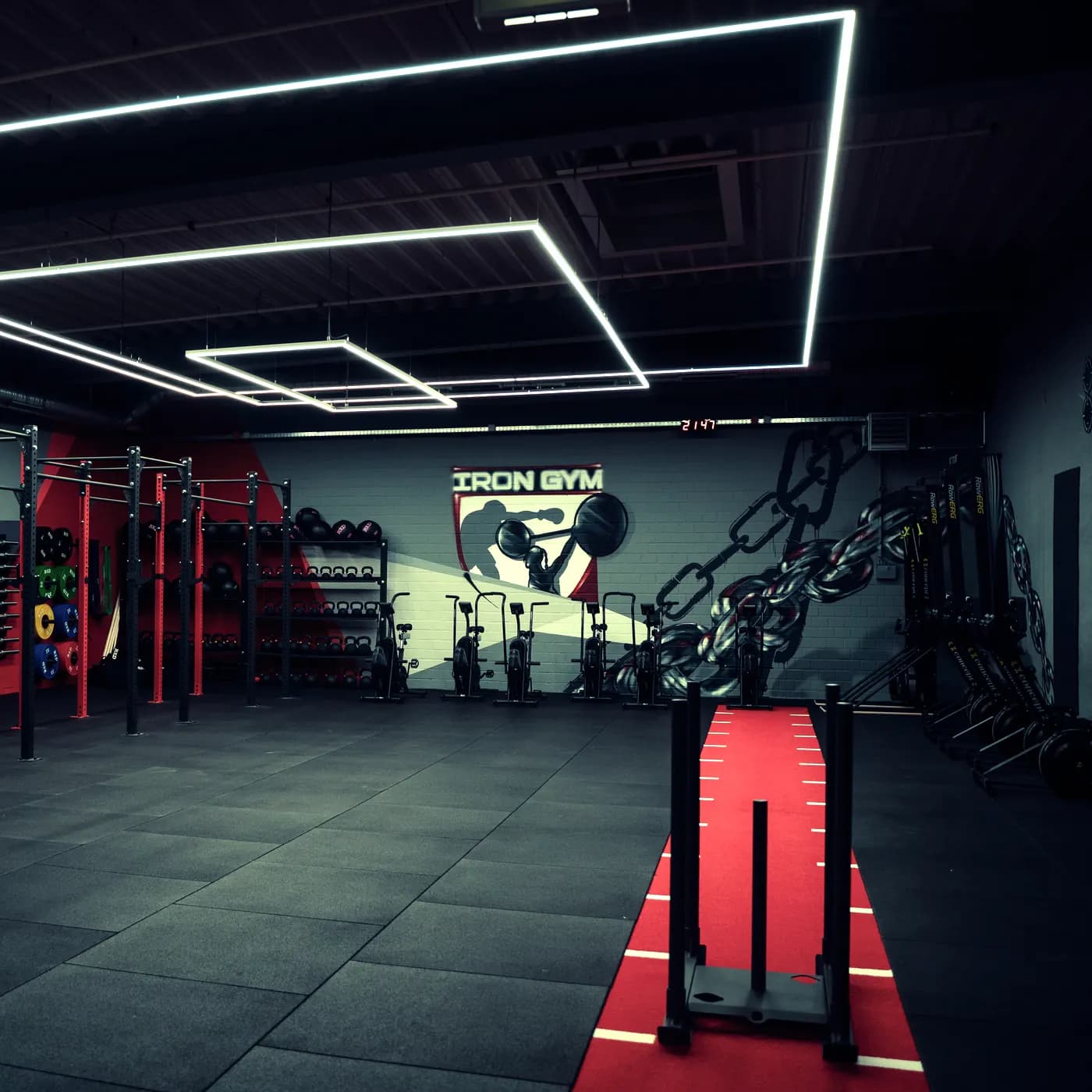 Athletikfläche mit Schlitten und Sprintbahn für den Sled Pull im Iron Gym Viersen