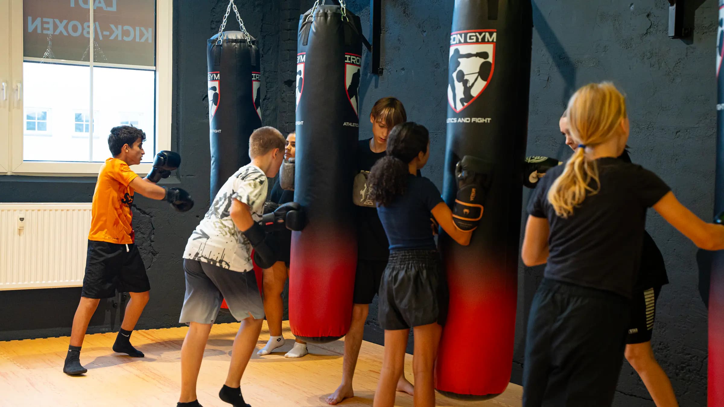 Jugendliche trainieren mit Boxhandschuhen an den Sandsäcken im Iron Gym in Viersen-Dülken
