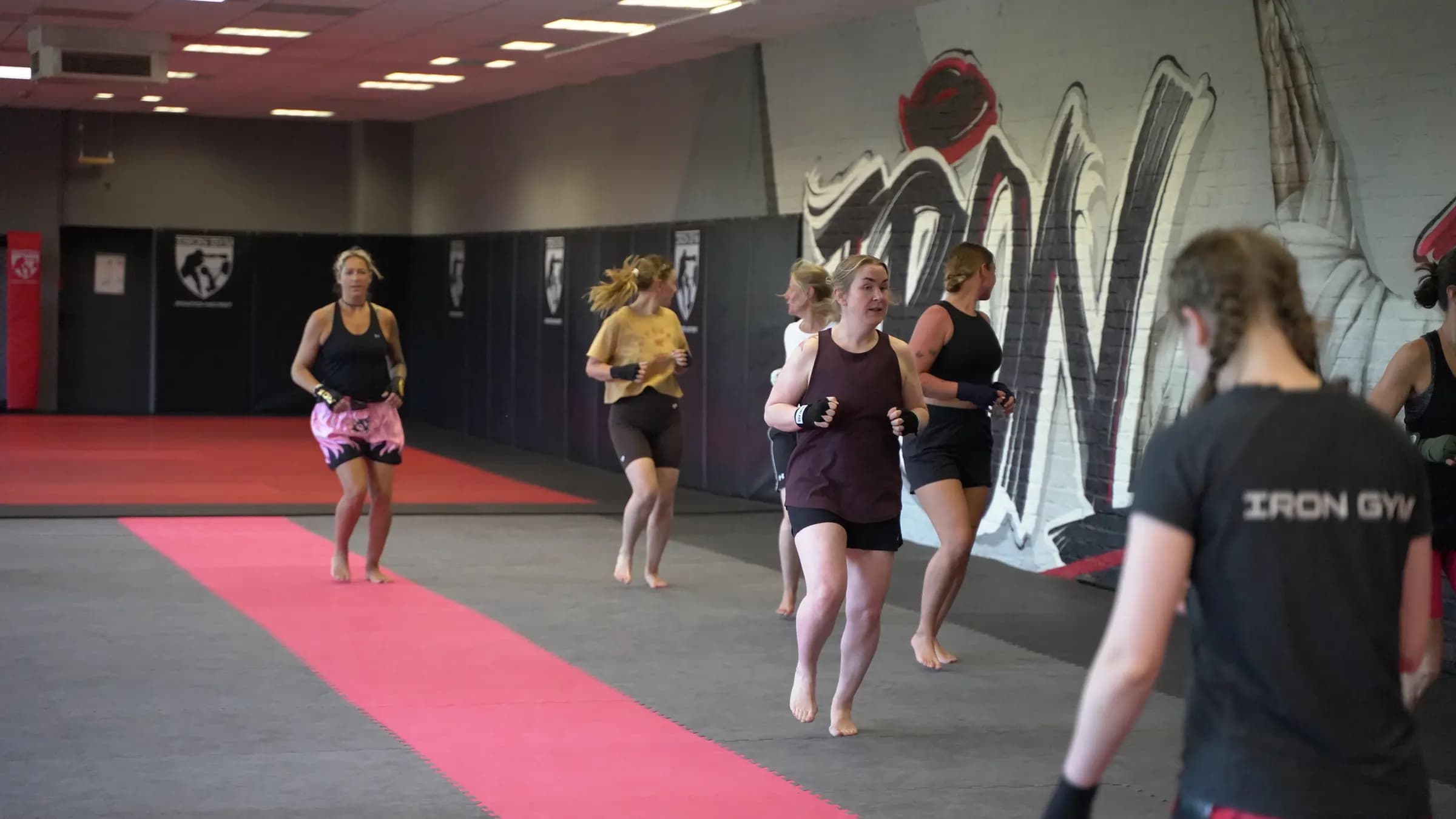 Ladies Fitness im Iron Gym Viersen: Frauengruppe läuft sich vor dem Kickbox-Training ein