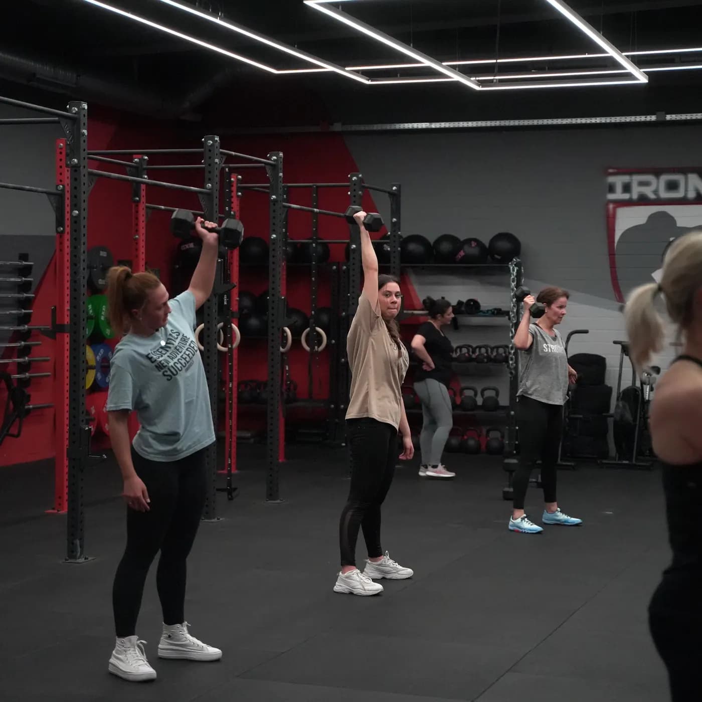 Frauengruppe drückt Kurzhanteln über Kopf beim Lady Athletics im Iron Gym Viersen