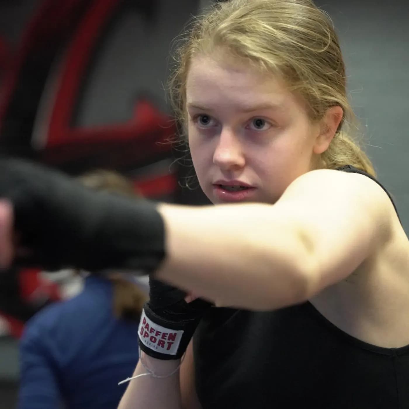Teilnehmerin beim Lady Kickboxen schlägt eine Gerade, Iron Gym Viersen