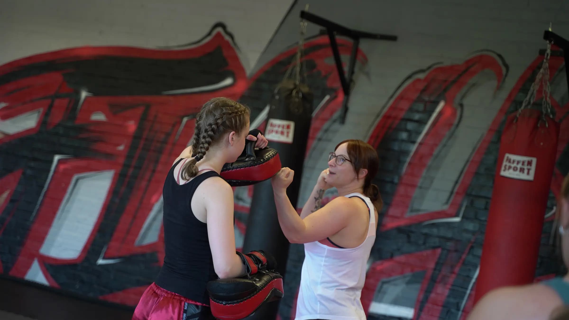 Lady Kickboxen im Iron Gym Viersen: Pratzentraining vor der Graffitiwand