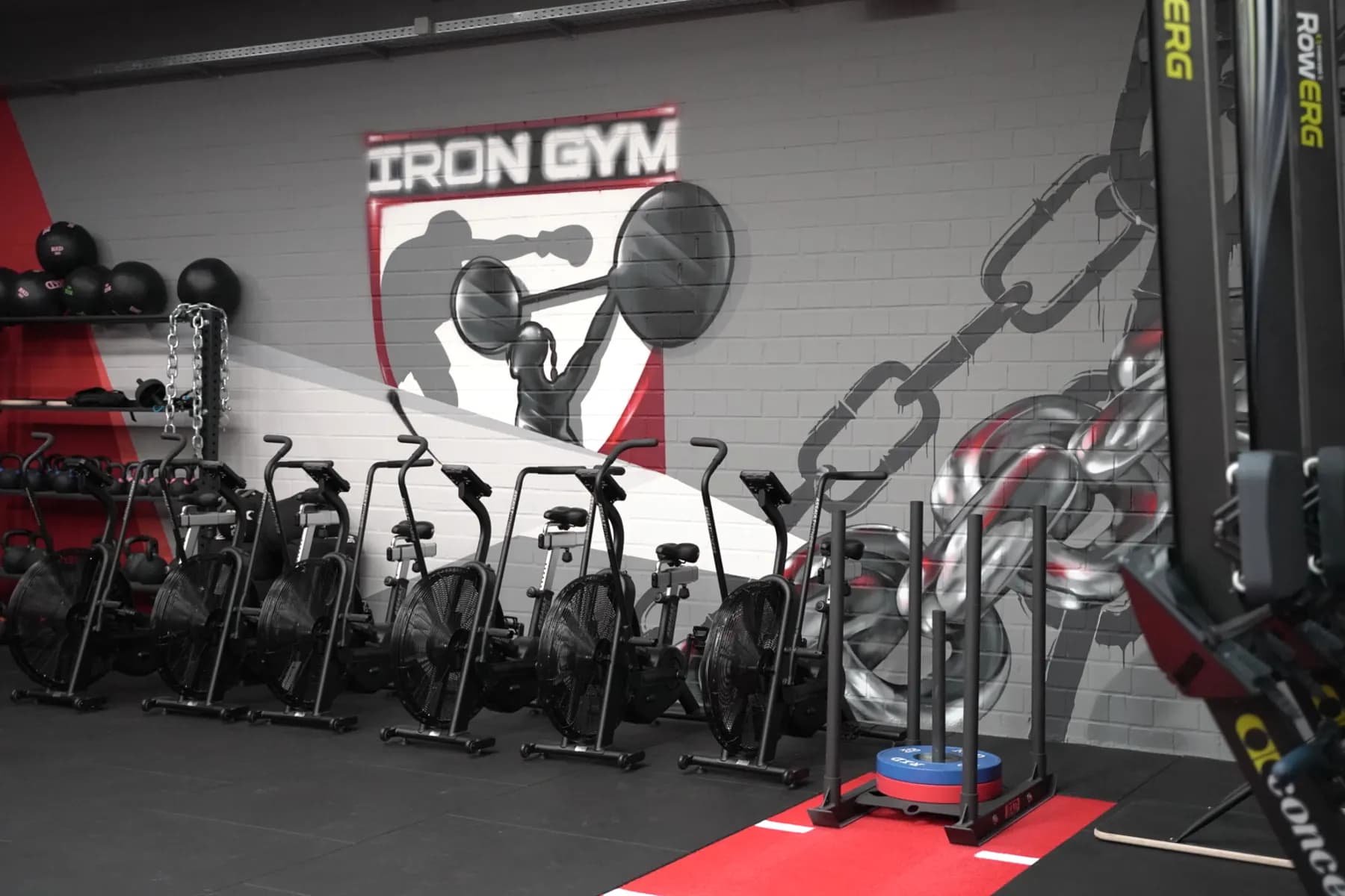 HYROX-Bereich im Iron Gym Viersen mit Airbikes, Schlitten auf der Sprintbahn und Concept2 Rudergeräten