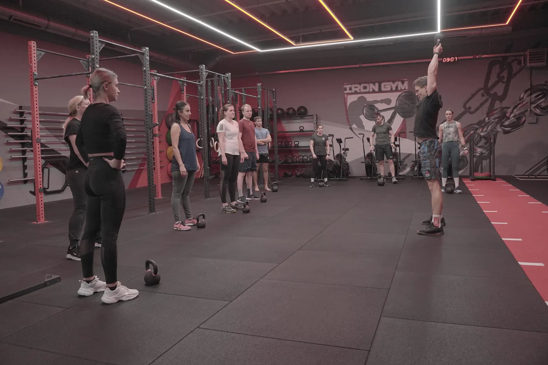 Athletics-Kurs im Iron Gym Viersen: Die Gruppe steht an den Kettlebells, der Trainer zeigt die Übung vor
