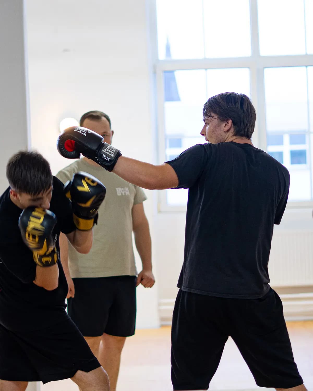 Trainer gibt gezielte Anleitung im Iron Gym Viersen