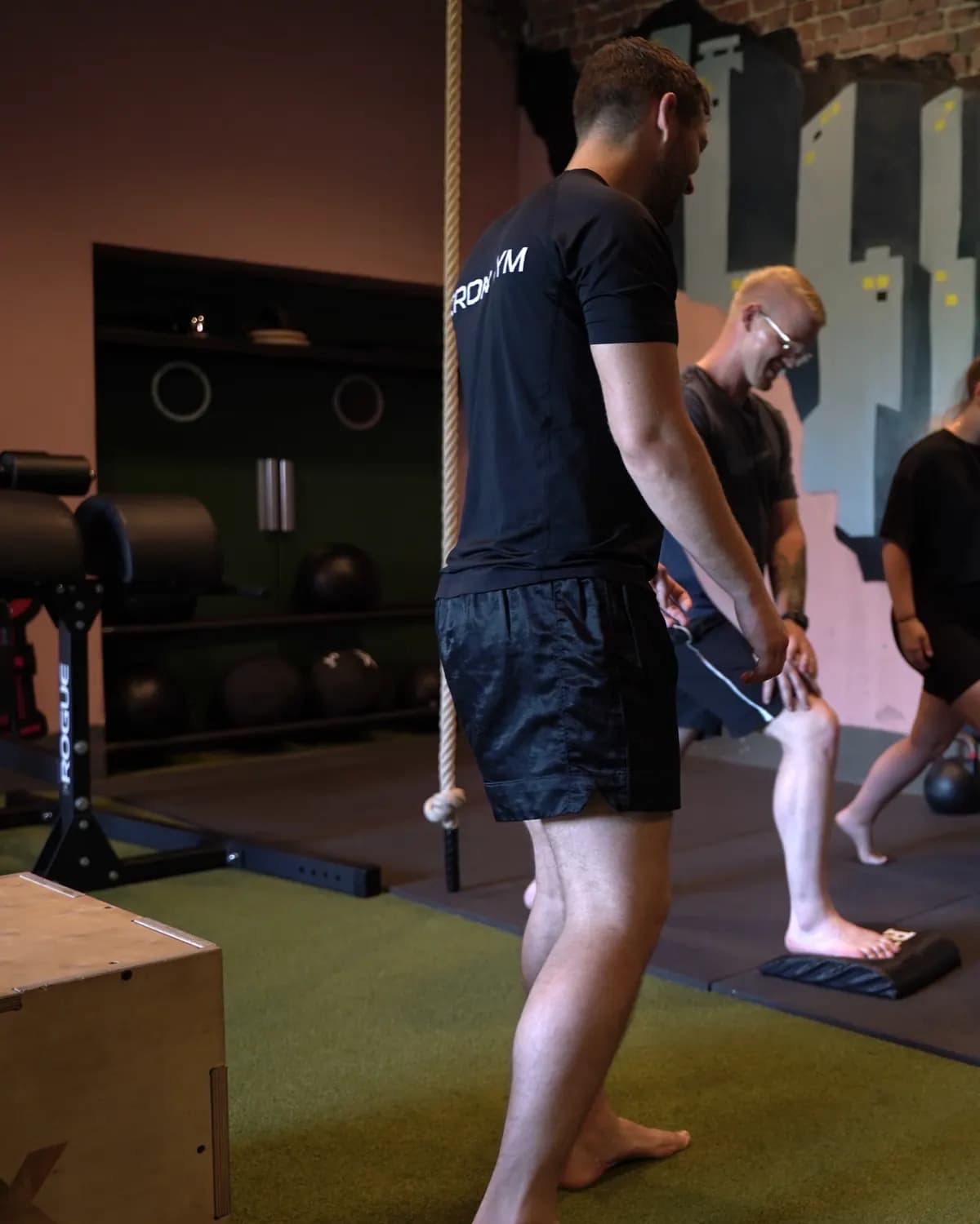 Trainer leitet eine Gruppe im Athletikbereich des Iron Gym Viersen an