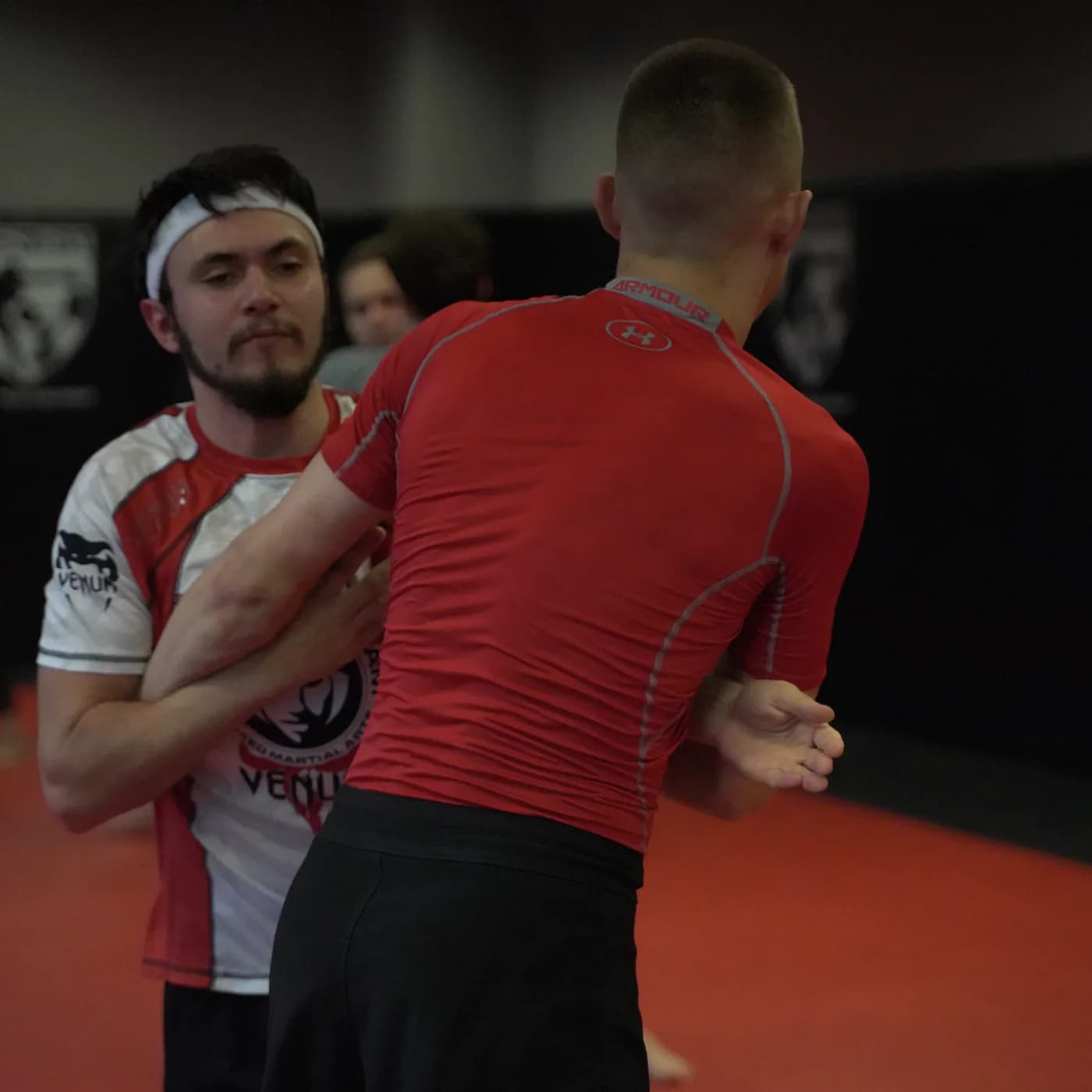 Zwei Grappler im Stand-Clinch ohne Handschuhe auf der Matte im Iron Gym Viersen